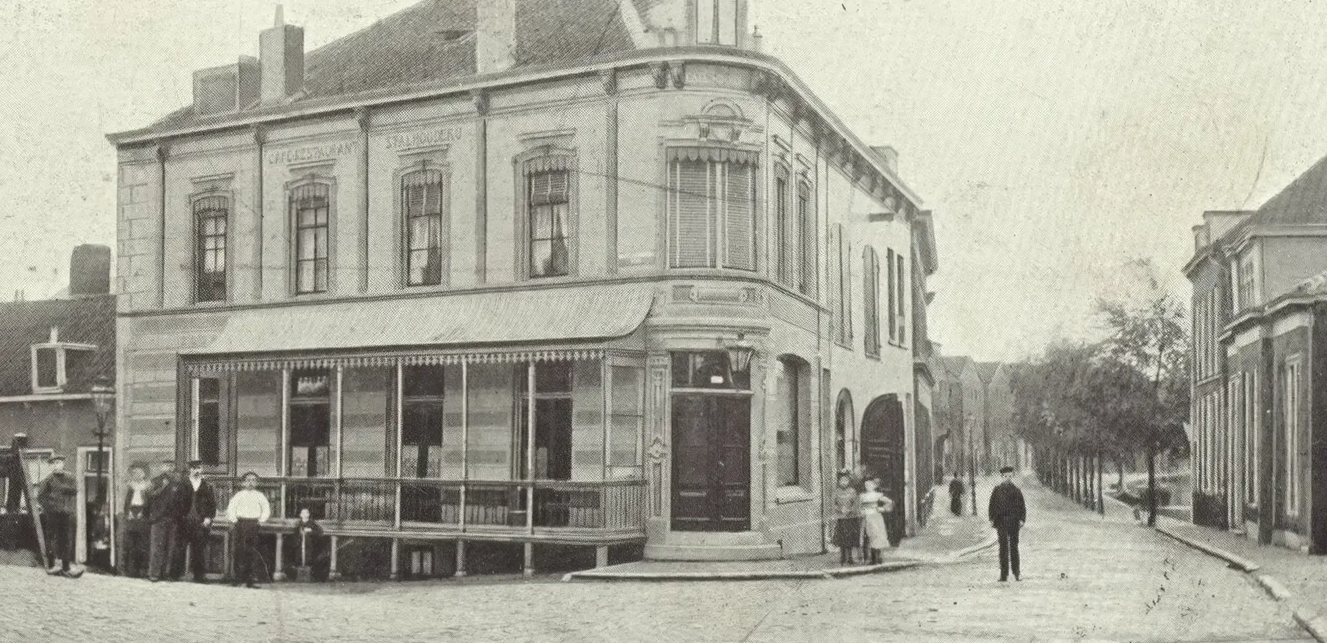 Oude ansichtkaart van het pand aan de Buitenhavenweg in Schiedam, destijds café-restaurant het Sterretje, met het toenmalige personeel voor de deur